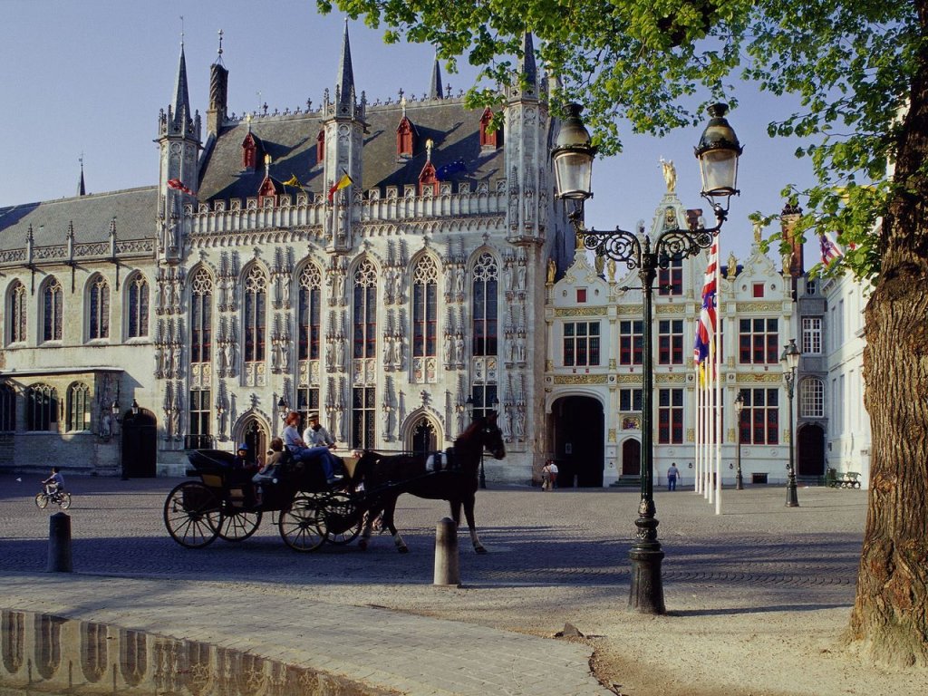 Foto: Horse Drawn Carriage, Town Hall, Brugge, Belgium