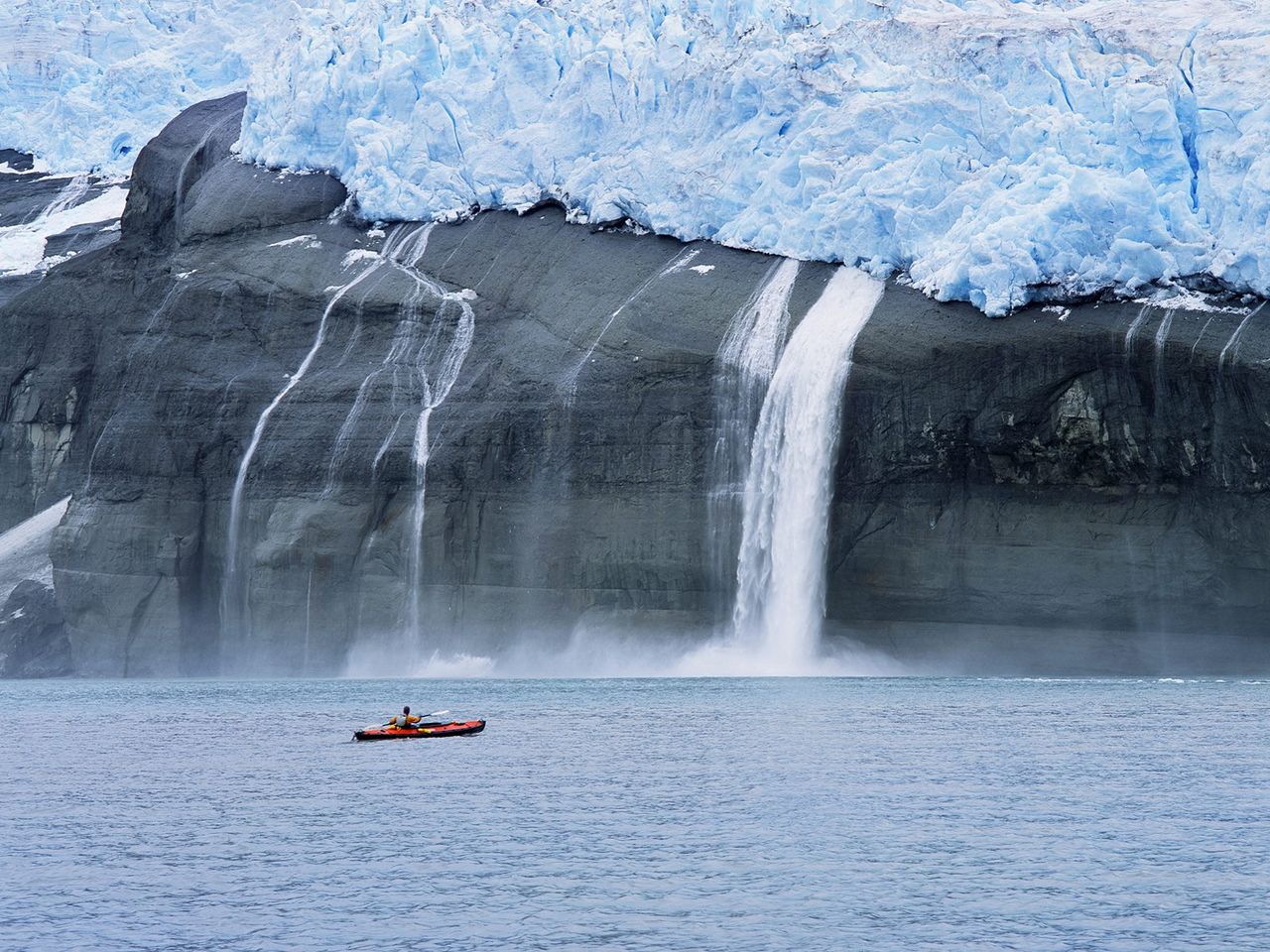 Foto: Kayaker And Hanging Glaciers, Icy Bay, Alaska